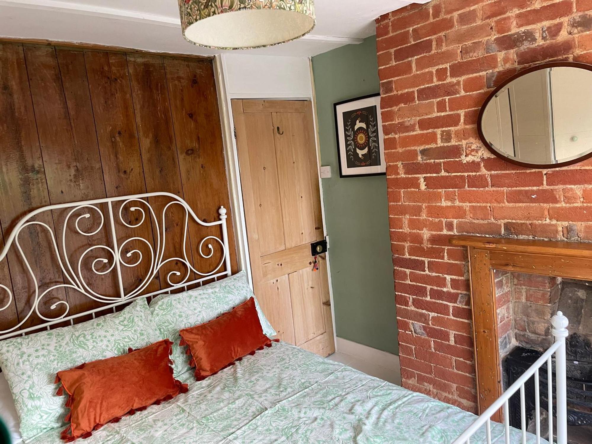 Cosy 2 Bedroom Victorian Cottage, Newport, Isle Of Wight ニューポート エクステリア 写真